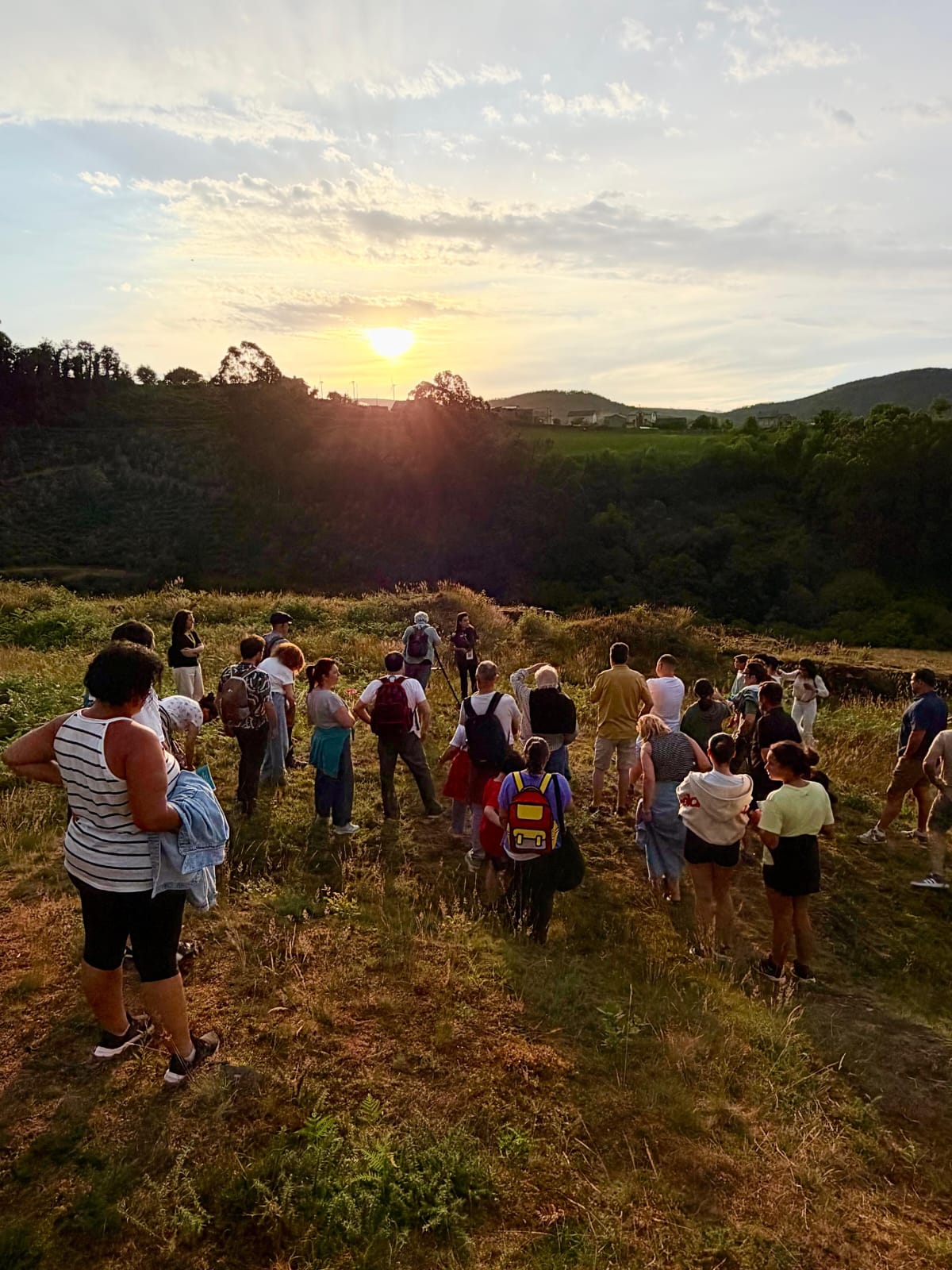 Grupo de personas en excursión al atardecer