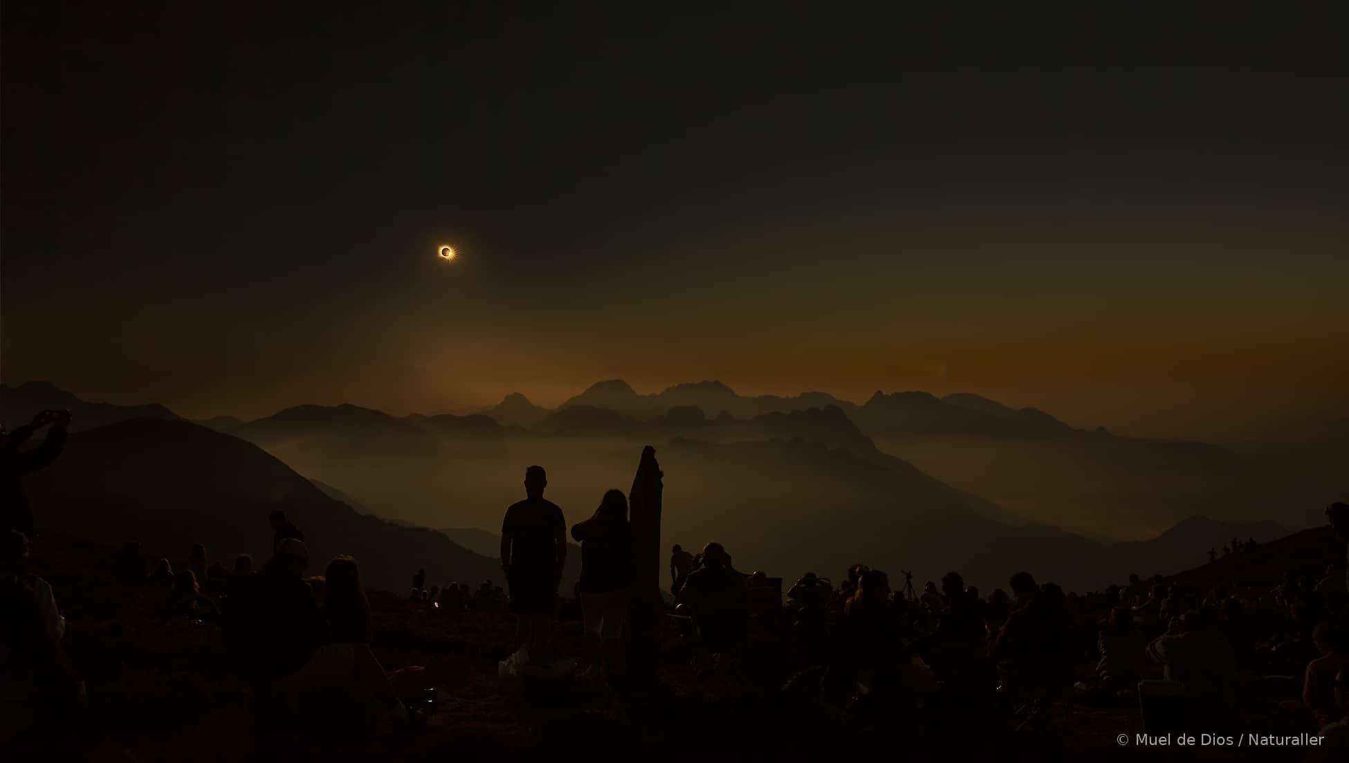 Anillo de diamante durante el eclipse solar total del 12 de agosto de 2026 visto desde Cuitunigru, Asturias